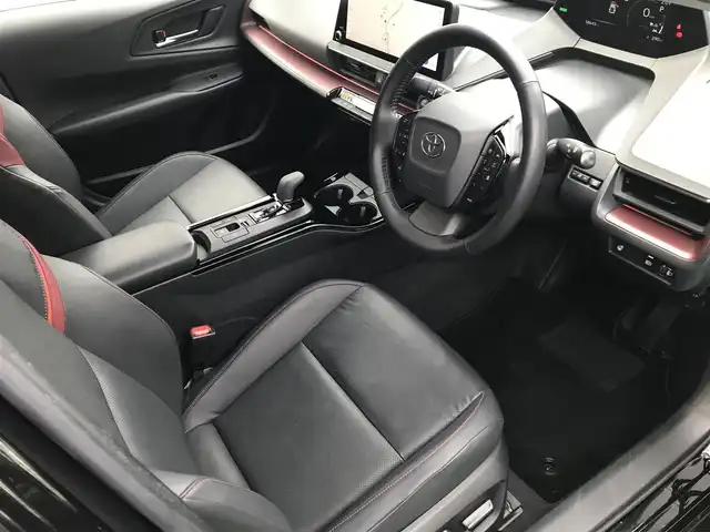 トヨタ プリウス Z 和歌山県 2023(令5)年 5.9万km アティチュードブラックマイカ 純正12.3型ディスプレイオーディオ/(TV/BT/AM/FM/AppleCarPlay/Miracast対応)/パワーバックドア/ビルトインETC2.0/レーダークルーズコントロール/クリアランスソナー/セーフティセンス/・プリクラッシュセーフティ/・レーンチェンジアシスト/・レーントレーシングアシスト/・レーンディパーチャーアラート/・パーキングアシスト/・オートマチックハイビーム/・ロードサインアシスト/・発進遅れ告知機能/・ブラインドスポットモニター/デジタルインナーミラー/LEDヘッドランプ/合皮巻きステアリング/ステアリングヒーター/前席シートヒーター/ベンチレーション/運転席メモリー付パワーシート/純正19インチアルミホイール/スマートエントリー/スタートシステム/スペアキーX1/保証書