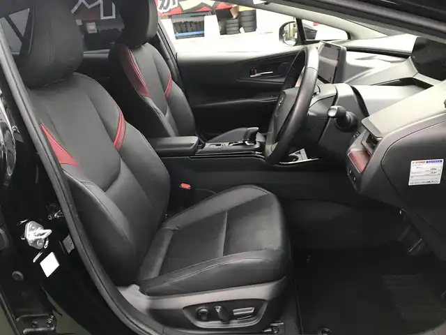 トヨタ プリウス Z 和歌山県 2023(令5)年 5.9万km アティチュードブラックマイカ 純正12.3型ディスプレイオーディオ/(TV/BT/AM/FM/AppleCarPlay/Miracast対応)/パワーバックドア/ビルトインETC2.0/レーダークルーズコントロール/クリアランスソナー/セーフティセンス/・プリクラッシュセーフティ/・レーンチェンジアシスト/・レーントレーシングアシスト/・レーンディパーチャーアラート/・パーキングアシスト/・オートマチックハイビーム/・ロードサインアシスト/・発進遅れ告知機能/・ブラインドスポットモニター/デジタルインナーミラー/LEDヘッドランプ/合皮巻きステアリング/ステアリングヒーター/前席シートヒーター/ベンチレーション/運転席メモリー付パワーシート/純正19インチアルミホイール/スマートエントリー/スタートシステム/スペアキーX1/保証書