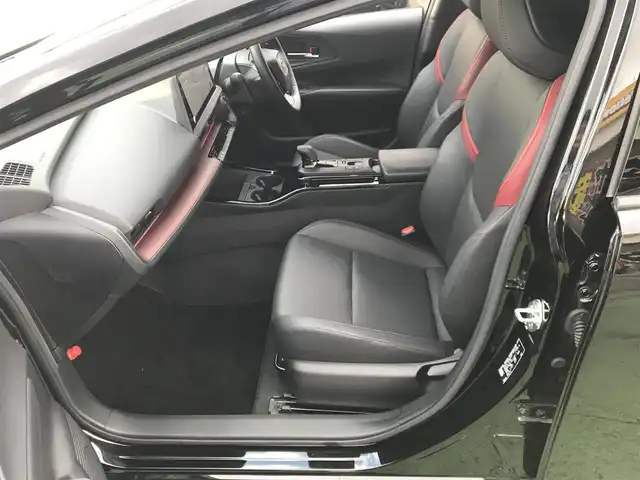 トヨタ プリウス Z 和歌山県 2023(令5)年 5.9万km アティチュードブラックマイカ 純正12.3型ディスプレイオーディオ/(TV/BT/AM/FM/AppleCarPlay/Miracast対応)/パワーバックドア/ビルトインETC2.0/レーダークルーズコントロール/クリアランスソナー/セーフティセンス/・プリクラッシュセーフティ/・レーンチェンジアシスト/・レーントレーシングアシスト/・レーンディパーチャーアラート/・パーキングアシスト/・オートマチックハイビーム/・ロードサインアシスト/・発進遅れ告知機能/・ブラインドスポットモニター/デジタルインナーミラー/LEDヘッドランプ/合皮巻きステアリング/ステアリングヒーター/前席シートヒーター/ベンチレーション/運転席メモリー付パワーシート/純正19インチアルミホイール/スマートエントリー/スタートシステム/スペアキーX1/保証書