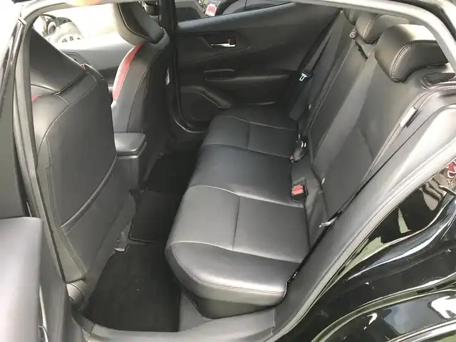 トヨタ プリウス Z 和歌山県 2023(令5)年 5.9万km アティチュードブラックマイカ 純正12.3型ディスプレイオーディオ/(TV/BT/AM/FM/AppleCarPlay/Miracast対応)/パワーバックドア/ビルトインETC2.0/レーダークルーズコントロール/クリアランスソナー/セーフティセンス/・プリクラッシュセーフティ/・レーンチェンジアシスト/・レーントレーシングアシスト/・レーンディパーチャーアラート/・パーキングアシスト/・オートマチックハイビーム/・ロードサインアシスト/・発進遅れ告知機能/・ブラインドスポットモニター/デジタルインナーミラー/LEDヘッドランプ/合皮巻きステアリング/ステアリングヒーター/前席シートヒーター/ベンチレーション/運転席メモリー付パワーシート/純正19インチアルミホイール/スマートエントリー/スタートシステム/スペアキーX1/保証書