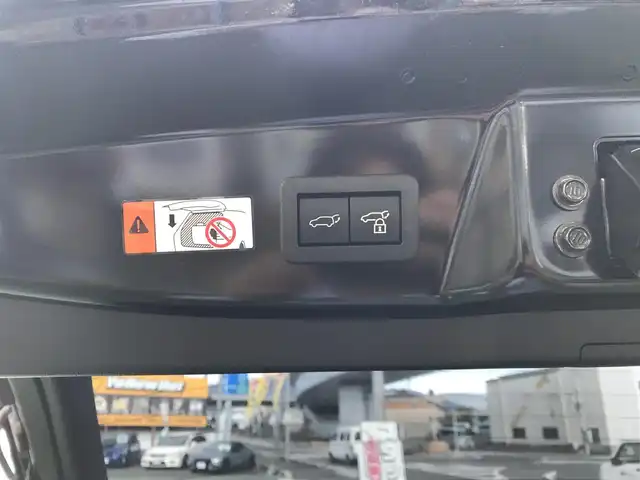 トヨタ プリウス Z 和歌山県 2023(令5)年 5.9万km アティチュードブラックマイカ 純正12.3型ディスプレイオーディオ/(TV/BT/AM/FM/AppleCarPlay/Miracast対応)/パワーバックドア/ビルトインETC2.0/レーダークルーズコントロール/クリアランスソナー/セーフティセンス/・プリクラッシュセーフティ/・レーンチェンジアシスト/・レーントレーシングアシスト/・レーンディパーチャーアラート/・パーキングアシスト/・オートマチックハイビーム/・ロードサインアシスト/・発進遅れ告知機能/・ブラインドスポットモニター/デジタルインナーミラー/LEDヘッドランプ/合皮巻きステアリング/ステアリングヒーター/前席シートヒーター/ベンチレーション/運転席メモリー付パワーシート/純正19インチアルミホイール/スマートエントリー/スタートシステム/スペアキーX1/保証書