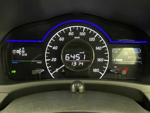 日産 ノート e－パワー X 栃木県 2018(平30)年 6.1万km ホワイト 衝突軽減ブレーキ/禁煙車/インテリジェントルームミラー/オートライト/オートエアコン/LEDヘッドライト/純正ナビ/（CD/DVD/BT/TV/FM/AM)/サイドバイザー/社外フロアマット/電動格納ミラー/フォグライト/社外ドラレコ