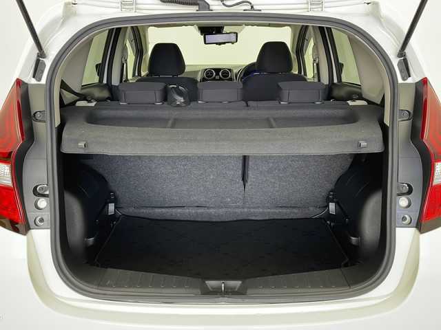 日産 ノート e－パワー X 栃木県 2018(平30)年 6.1万km ホワイト 衝突軽減ブレーキ/禁煙車/インテリジェントルームミラー/オートライト/オートエアコン/LEDヘッドライト/純正ナビ/（CD/DVD/BT/TV/FM/AM)/サイドバイザー/社外フロアマット/電動格納ミラー/フォグライト/社外ドラレコ