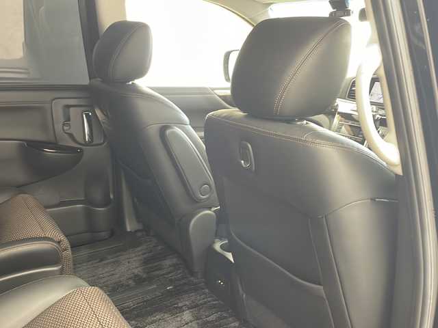 日産 エルグランド 250ハイウェイスター 兵庫県 2010(平22)年 5.3万km ファントムブラック ・純正ナビ/BT/CD/DVD/TV/・純正フリップダウンモニター/・ビルトインETC/・アラウンドビューモニター/・パワースライドドア/・ハーフレザーシート/・AC100V電源/・360°ドライブレコーダー/・ステアリングスイッチ/・社外車高調/・社外20インチアルミホイール/・HIDヘッドライト/・オートライト/・スマートキー/・プッシュスタート/・カーテンエアバッグ