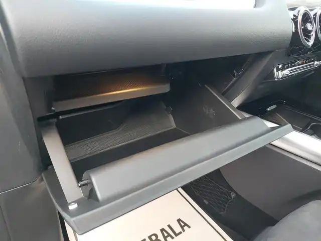 メルセデス・ベンツ Ｍ・ベンツ Ｂ２００ｄ AMGライン 滋賀県 2021(令3)年 3.4万km コスモスブラック 純正ナビ/フルセグTV/Bluetooth接続/バックカメラ/アダプティブクルーズコントロール/レーンキープアシスト/ブラインドスポットモニター/衝突被害軽減ブレーキ/純正18インチアルミホイール/シートヒーター/電動リアゲート/ハーフレーザーシート/コーナーセンサー/スマートキー/プッシュスタート