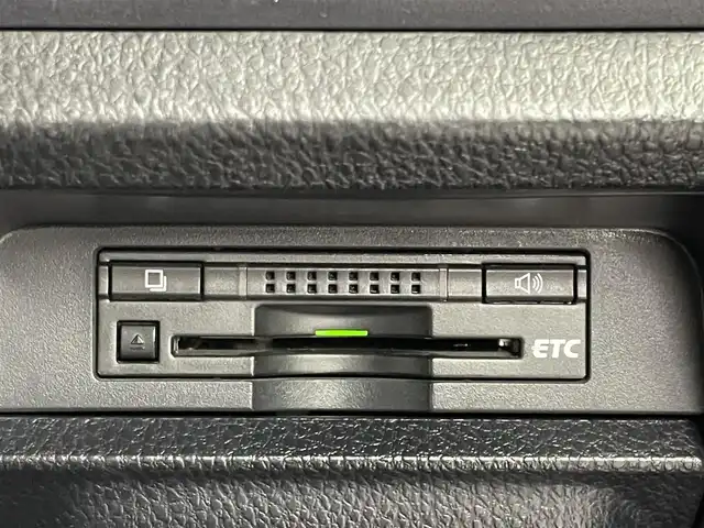 トヨタ ヴォクシー V 埼玉県 2014(平26)年 5.6万km ブラック 純正ナビ（Bluetooth/CD/DVD/フルセグTV)/後席用フリップダウンモニター/バックカメラ/両側パワースライドドア/ビルトインETC/クルーズコントロール/純正15インチアルミホイール/オートマチックハイビーム/LEDヘッドライト/フォグランプ/純正フロアマット/純正ドアバイザー/プッシュスタート/スマートキー/ステアリングスイッチ
