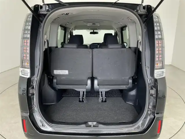 トヨタ ヴォクシー V 埼玉県 2014(平26)年 5.6万km ブラック 純正ナビ（Bluetooth/CD/DVD/フルセグTV)/後席用フリップダウンモニター/バックカメラ/両側パワースライドドア/ビルトインETC/クルーズコントロール/純正15インチアルミホイール/オートマチックハイビーム/LEDヘッドライト/フォグランプ/純正フロアマット/純正ドアバイザー/プッシュスタート/スマートキー/ステアリングスイッチ