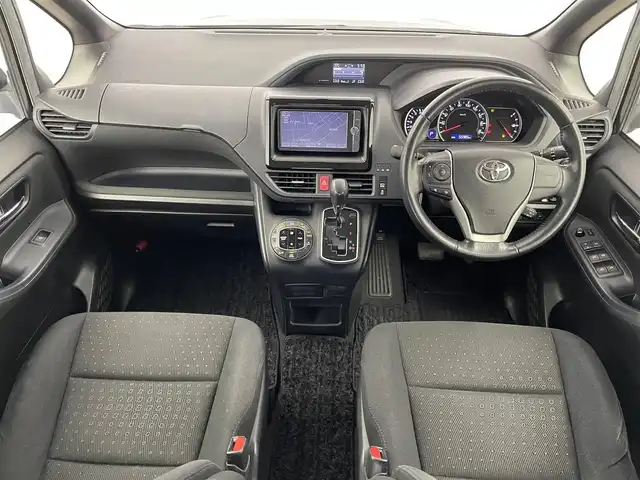 トヨタ ヴォクシー V 埼玉県 2014(平26)年 5.6万km ブラック 純正ナビ（Bluetooth/CD/DVD/フルセグTV)/後席用フリップダウンモニター/バックカメラ/両側パワースライドドア/ビルトインETC/クルーズコントロール/純正15インチアルミホイール/オートマチックハイビーム/LEDヘッドライト/フォグランプ/純正フロアマット/純正ドアバイザー/プッシュスタート/スマートキー/ステアリングスイッチ