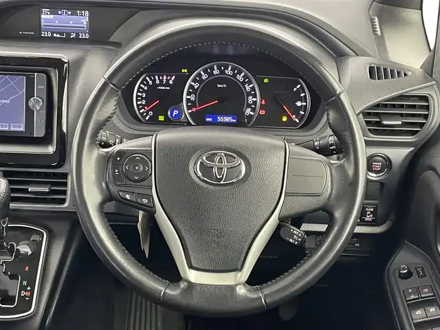 トヨタ ヴォクシー V 埼玉県 2014(平26)年 5.6万km ブラック 純正ナビ（Bluetooth/CD/DVD/フルセグTV)/後席用フリップダウンモニター/バックカメラ/両側パワースライドドア/ビルトインETC/クルーズコントロール/純正15インチアルミホイール/オートマチックハイビーム/LEDヘッドライト/フォグランプ/純正フロアマット/純正ドアバイザー/プッシュスタート/スマートキー/ステアリングスイッチ