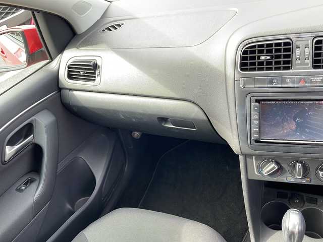 フォルクスワーゲン ポロ プレミアムエディションナビPKG 石川県 2016(平28)年 6.1万km フラッシュレッド ワンオーナー/純正メモリーナビゲーション/【FM・AM・Bluetooth・フルセグTV】/ISOFIX/バックカメラ/ステアリングリモコン/ビルトインETC/電動格納ミラー/キーレス/・スペアキー/オートライト/取扱説明書/保証書