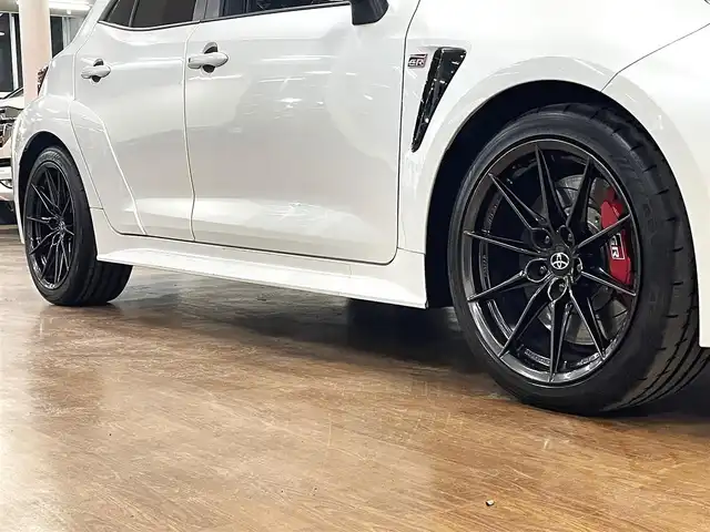 トヨタ ＧＲカローラ RZ 道央・札幌 2024(令6)年 0.4万km プラチナホワイトパールマイカ ワンオーナー/4WD/寒冷地仕様/1.6Lターボ/純正18インチAW/純正10.5型ナビ/フルセグTV/Bluetooth/Miracast/バックカメラ/JBLサウンド/GRハーフレザー/レーダークルーズコントロール/ヘッドアップディスプレイ/カーボンルーフ/シートヒーター（D/N）/ミラーヒーター/ブラインドスポットモニター/ステアリングヒーター/オートマチックハイビーム/ワイパーデアイサー/ヘッドライトレベライザー/ビルトインETC/プッシュスタート/スマートキー×2/LEDヘッドライト/前後フォグランプ/保証書/取扱説明書
