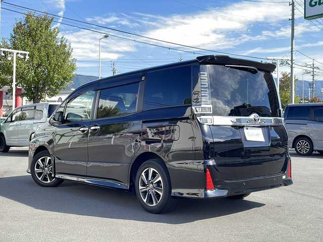 トヨタ ヴォクシー ZS 煌Ⅱ 長野県 2020(令2)年 4.1万km ブラック 純正9インチナビ　【NSZT-Y68T】/(FM/AM/Bluetooth/CD/TV)/前後ドライブレコーダー　【DC-DR652】/バックカメラ/両側パワースライドドア/クルーズコントロール/衝突被害軽減ブレーキ/車線逸脱警報/前後コーナーセンサー/MTモード/ビルトインETC/ステアリングスイッチ/純正16インチアルミホイール/LEDヘッドライト/オートハイビーム/オートライト/社外フロアマット/ウォークスルー/アイドリングストップ/プッシュスタート/ドアバイザー/スマートキー/パワーステアリング/パワーウインドウ