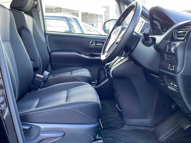 トヨタ ヴォクシー ZS 煌Ⅱ 長野県 2020(令2)年 4.1万km ブラック 純正9インチナビ　【NSZT-Y68T】/(FM/AM/Bluetooth/CD/TV)/前後ドライブレコーダー　【DC-DR652】/バックカメラ/両側パワースライドドア/クルーズコントロール/衝突被害軽減ブレーキ/車線逸脱警報/前後コーナーセンサー/MTモード/ビルトインETC/ステアリングスイッチ/純正16インチアルミホイール/LEDヘッドライト/オートハイビーム/オートライト/社外フロアマット/ウォークスルー/アイドリングストップ/プッシュスタート/ドアバイザー/スマートキー/パワーステアリング/パワーウインドウ