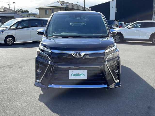 トヨタ ヴォクシー ZS 煌Ⅱ 長野県 2020(令2)年 4.1万km ブラック 純正9インチナビ　【NSZT-Y68T】/(FM/AM/Bluetooth/CD/TV)/前後ドライブレコーダー　【DC-DR652】/バックカメラ/両側パワースライドドア/クルーズコントロール/衝突被害軽減ブレーキ/車線逸脱警報/前後コーナーセンサー/MTモード/ビルトインETC/ステアリングスイッチ/純正16インチアルミホイール/LEDヘッドライト/オートハイビーム/オートライト/社外フロアマット/ウォークスルー/アイドリングストップ/プッシュスタート/ドアバイザー/スマートキー/パワーステアリング/パワーウインドウ