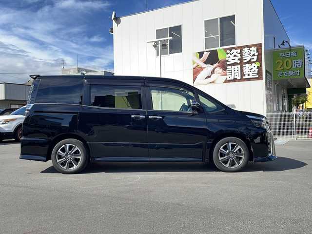 トヨタ ヴォクシー ZS 煌Ⅱ 長野県 2020(令2)年 4.1万km ブラック 純正9インチナビ　【NSZT-Y68T】/(FM/AM/Bluetooth/CD/TV)/前後ドライブレコーダー　【DC-DR652】/バックカメラ/両側パワースライドドア/クルーズコントロール/衝突被害軽減ブレーキ/車線逸脱警報/前後コーナーセンサー/MTモード/ビルトインETC/ステアリングスイッチ/純正16インチアルミホイール/LEDヘッドライト/オートハイビーム/オートライト/社外フロアマット/ウォークスルー/アイドリングストップ/プッシュスタート/ドアバイザー/スマートキー/パワーステアリング/パワーウインドウ