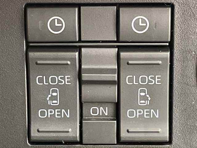 トヨタ ルーミー カスタムG 岐阜県 2023(令5)年 1.8万km ブラックマイカメタリック 社外ディスプレイオーディオ/(ラジオ/Bluetooth/CD)/両側パワースライドドア/衝突軽減ブレーキ/レーンキープアシスト/レーダークルーズコントロール/ステアリングスイッチ/LEDヘッドライト/ドライブレコーダー/ETC/スペアキー/スタッドレスAWセット積み込み