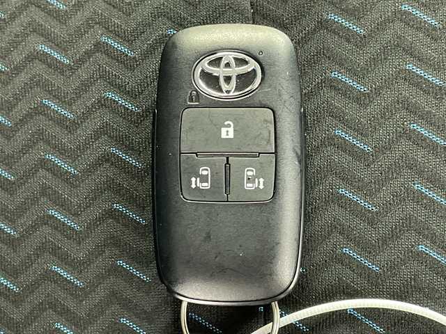 トヨタ ルーミー カスタムG 岐阜県 2023(令5)年 1.8万km ブラックマイカメタリック 社外ディスプレイオーディオ/(ラジオ/Bluetooth/CD)/両側パワースライドドア/衝突軽減ブレーキ/レーンキープアシスト/レーダークルーズコントロール/ステアリングスイッチ/LEDヘッドライト/ドライブレコーダー/ETC/スペアキー/スタッドレスAWセット積み込み