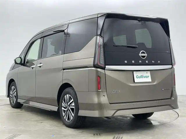 日産 セレナ e－パワー ハイウェイスター V 岡山県 2025(令7)年 0.7万km ゴールド プロパイロット/オートステップ/ワイヤレス充電/純正12.3インチナビ/(Bluetooth/フルセグTV/USB/Carplay/HDMI)/両側電動スライドドア/全方位カメラ/レーダークルーズコントロール/コーナーセンサー(前後)/純正LEDヘッドライト/オートハイビーム/カーテンエアバック/レーンアシスト/オートブレーキホールド/ビルトインETC2.0/純正ドライブレコーダー(前)/純正バイザー/純正フロアマット/純正16インチアルミホイール/スマートキー(2本)