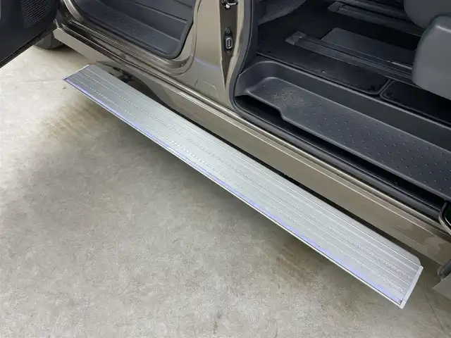 日産 セレナ e－パワー ハイウェイスター V 岡山県 2025(令7)年 0.7万km ゴールド プロパイロット/オートステップ/ワイヤレス充電/純正12.3インチナビ/(Bluetooth/フルセグTV/USB/Carplay/HDMI)/両側電動スライドドア/全方位カメラ/レーダークルーズコントロール/コーナーセンサー(前後)/純正LEDヘッドライト/オートハイビーム/カーテンエアバック/レーンアシスト/オートブレーキホールド/ビルトインETC2.0/純正ドライブレコーダー(前)/純正バイザー/純正フロアマット/純正16インチアルミホイール/スマートキー(2本)