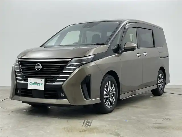 日産 セレナ e－パワー ハイウェイスター V 岡山県 2025(令7)年 0.7万km ゴールド プロパイロット/オートステップ/ワイヤレス充電/純正12.3インチナビ/(Bluetooth/フルセグTV/USB/Carplay/HDMI)/両側電動スライドドア/全方位カメラ/レーダークルーズコントロール/コーナーセンサー(前後)/純正LEDヘッドライト/オートハイビーム/カーテンエアバック/レーンアシスト/オートブレーキホールド/ビルトインETC2.0/純正ドライブレコーダー(前)/純正バイザー/純正フロアマット/純正16インチアルミホイール/スマートキー(2本)