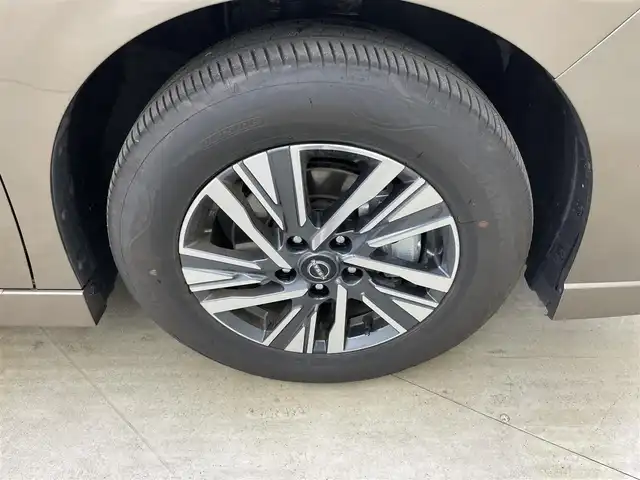 日産 セレナ e－パワー ハイウェイスター V 岡山県 2025(令7)年 0.7万km ゴールド プロパイロット/オートステップ/ワイヤレス充電/純正12.3インチナビ/(Bluetooth/フルセグTV/USB/Carplay/HDMI)/両側電動スライドドア/全方位カメラ/レーダークルーズコントロール/コーナーセンサー(前後)/純正LEDヘッドライト/オートハイビーム/カーテンエアバック/レーンアシスト/オートブレーキホールド/ビルトインETC2.0/純正ドライブレコーダー(前)/純正バイザー/純正フロアマット/純正16インチアルミホイール/スマートキー(2本)