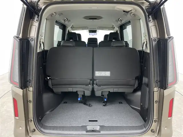 日産 セレナ e－パワー ハイウェイスター V 岡山県 2025(令7)年 0.7万km ゴールド プロパイロット/オートステップ/ワイヤレス充電/純正12.3インチナビ/(Bluetooth/フルセグTV/USB/Carplay/HDMI)/両側電動スライドドア/全方位カメラ/レーダークルーズコントロール/コーナーセンサー(前後)/純正LEDヘッドライト/オートハイビーム/カーテンエアバック/レーンアシスト/オートブレーキホールド/ビルトインETC2.0/純正ドライブレコーダー(前)/純正バイザー/純正フロアマット/純正16インチアルミホイール/スマートキー(2本)