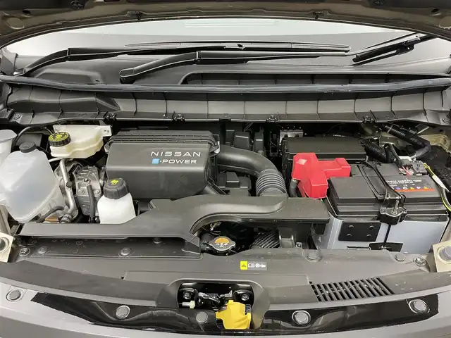 日産 セレナ e－パワー ハイウェイスター V 岡山県 2025(令7)年 0.7万km ゴールド プロパイロット/オートステップ/ワイヤレス充電/純正12.3インチナビ/(Bluetooth/フルセグTV/USB/Carplay/HDMI)/両側電動スライドドア/全方位カメラ/レーダークルーズコントロール/コーナーセンサー(前後)/純正LEDヘッドライト/オートハイビーム/カーテンエアバック/レーンアシスト/オートブレーキホールド/ビルトインETC2.0/純正ドライブレコーダー(前)/純正バイザー/純正フロアマット/純正16インチアルミホイール/スマートキー(2本)