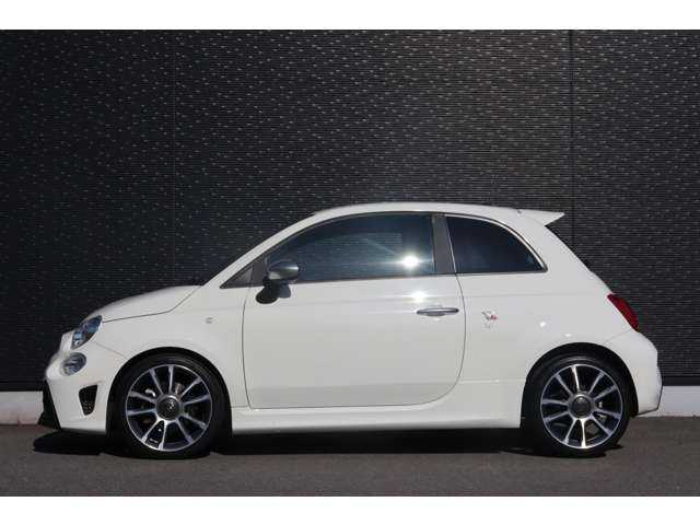 アバルト ５９５ ツーリズモ 大分県 2020(令2)年 1.4万km 白 ワンオーナー/アクラポビッチマフラー/純正ディスプレイオーディオ/ＣａｒＰｌａｙ/Bluetooth/バックカメラ/パーキングセンサー/赤革レザーシート/パドルシフト/ＨＩＤヘッドライト/純正１７インチＡＷ/純正フロアマット/ＥＴＣ/純正ドライブレコーダー（前後）