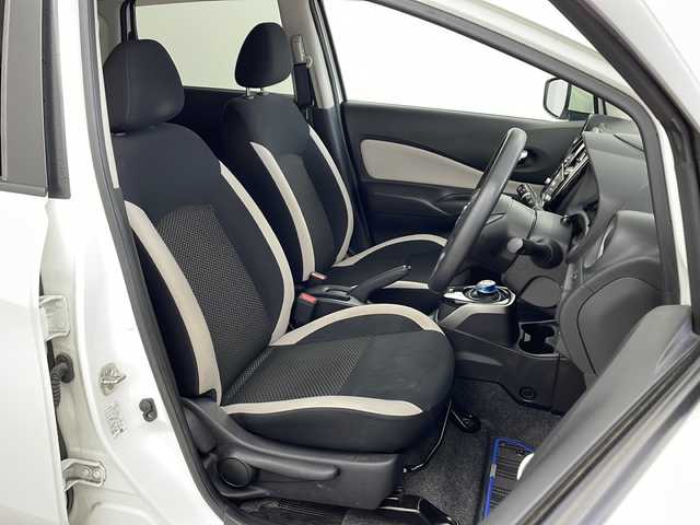 日産 ノート e－パワー X Vセレクション 兵庫県 2020(令2)年 6.6万km ブリリアントホワイトパール ・ワンオーナー車/・純正ナビ/CD/DVD/BT/SD/TV/・アラウンドビューモニター/・レーンキープアシスト/・コーナーセンサー/・エマージェンシーブレーキ/・LEDヘッドライト/・オートライト/・スマートキー/・スペアキー/・社外ETC/・前方ドライブレコーダー/・純正フロアマット/・純正アルミホイール/・プッシュスタート/・パワーステアリング/・パワーウィンドウ/・前後コーナーセンサー/・運転席・助手席エアバッグ