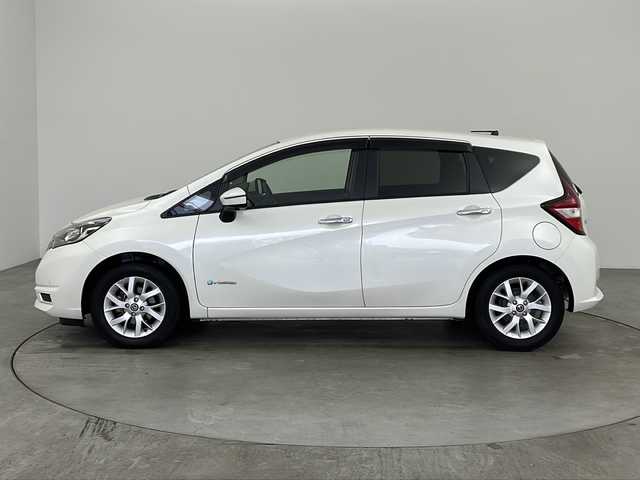 日産 ノート e－パワー X Vセレクション 兵庫県 2020(令2)年 6.6万km ブリリアントホワイトパール ・ワンオーナー車/・純正ナビ/CD/DVD/BT/SD/TV/・アラウンドビューモニター/・レーンキープアシスト/・コーナーセンサー/・エマージェンシーブレーキ/・LEDヘッドライト/・オートライト/・スマートキー/・スペアキー/・社外ETC/・前方ドライブレコーダー/・純正フロアマット/・純正アルミホイール/・プッシュスタート/・パワーステアリング/・パワーウィンドウ/・前後コーナーセンサー/・運転席・助手席エアバッグ