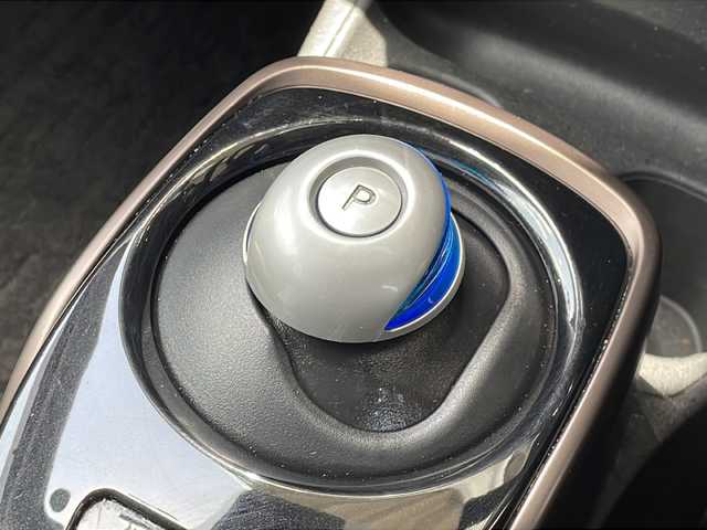 日産 ノート e－パワー メダリスト FOUR 長野県 2020(令2)年 7.6万km パール ４WD/エマージェンシーブレーキ/純正メモリナビ/バックカメラ/ETC/ドライブレコーダー/ハーフレザーシート/社外１４インチアルミ/コーナーセンサー/インテリジェントキー/保証書/スペアキー