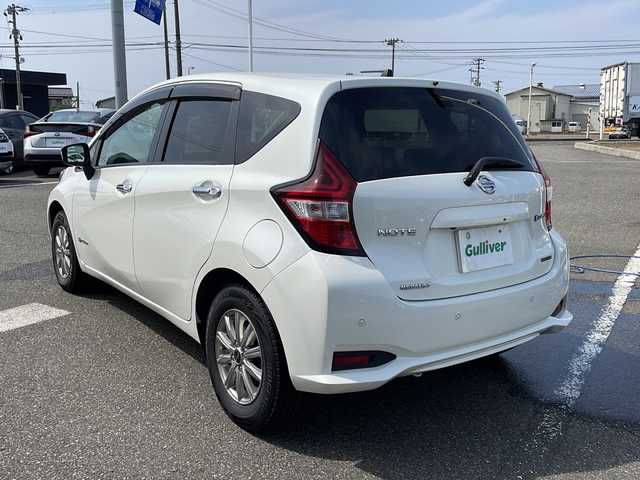 日産 ノート e－パワー メダリスト FOUR 新潟県 2020(令2)年 7.6万km ブリリアントホワイトパール ４WD/ワンオーナー/純正メモリナビ(Bluetooth/DTV/FM/AM)/バックカメラ/プッシュスタート/アイドリングストップ/純正フロアマット/ETC/ドライブレコーダー/ハーフレザーシート/社外１４インチアルミ/コーナーセンサー/電格ミラー