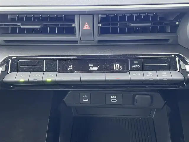 トヨタ プリウス U 滋賀県 2024(令6)年 0.2万km ダークブルー 純正ディスプレイオーディオ（BT/フルセグ）/バックカメラ/ビルトインETC2.0 /衝突軽減ブレーキ/レーンキープアシスト/盗難防止装置/パーキングアシスト/アイドリングストップ/追従クルーズコントロール/革巻きステアリング/クリアランスソナー/LEDヘッドライト/オートマチックハイビーム/ドライブレコーダー/スマートキー