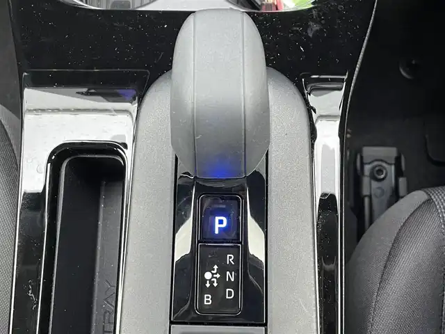 トヨタ プリウス U 滋賀県 2024(令6)年 0.2万km ダークブルー 純正ディスプレイオーディオ（BT/フルセグ）/バックカメラ/ビルトインETC2.0 /衝突軽減ブレーキ/レーンキープアシスト/盗難防止装置/パーキングアシスト/アイドリングストップ/追従クルーズコントロール/革巻きステアリング/クリアランスソナー/LEDヘッドライト/オートマチックハイビーム/ドライブレコーダー/スマートキー