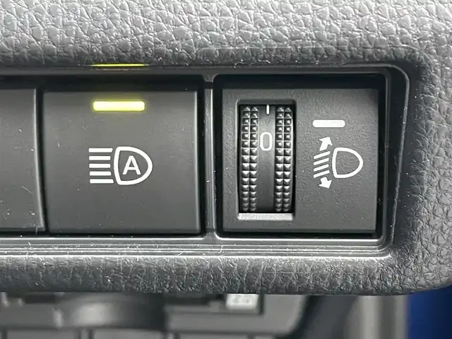 トヨタ プリウス U 滋賀県 2024(令6)年 0.2万km ダークブルー 純正ディスプレイオーディオ（BT/フルセグ）/バックカメラ/ビルトインETC2.0 /衝突軽減ブレーキ/レーンキープアシスト/盗難防止装置/パーキングアシスト/アイドリングストップ/追従クルーズコントロール/革巻きステアリング/クリアランスソナー/LEDヘッドライト/オートマチックハイビーム/ドライブレコーダー/スマートキー