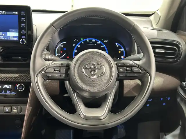 トヨタ ヤリスクロス ハイブリッド Z 愛知県 2021(令3)年 3万km ブラスゴールドメタリック 純正８インチディスプレイオーディオ　/パノラミックビューモニター/レーダークルーズコントロール/プリクラッシュセーフティ/ブラインドスポットモニター/レーントレーシングアシスト/クリアランスソナー/先行車発進告知/パワーバックドア/シートヒーター/ハーフレザーシート/前後ドライブレコーダー/ビルトインＥＴＣ/USB入力端子/アクセサリーソケット/TVキャンセラー/純正18インチアルミホイール/純正フロアマット