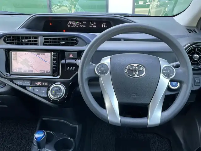 トヨタ アクア S 香川県 2015(平27)年 2.7万km ブラックマイカ 登録時走行距離：26254km/純正ナビゲーション/→フルセグTV/→CD再生/バックカメラ/ビルトインETC/ステアリングリモコン/LEDオートライト/電動格納ウィンカー付きミラー/スマートキー/プッシュスタート