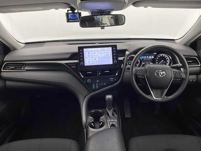 トヨタ カムリ X 宮崎県 2022(令4)年 2.4万km プラチナホワイトパールマイカ 禁煙車/トヨタセーフティセンス/純正9型ディスプレイオーディオナビTV/（T-connect/Bluetooth/FMAM/フルセグTV)/純正バックカメラ/純正ビルトインETC/純正LEDオートライト/純正LEDフォグ/純正フロアマット/社外前後ドライブレコーダー/アダプティブクルーズコントロール/プリクラッシュセーフティ/レーンディパーチャーアラート/オートマチックハイビーム/クリアランスソナー/電子パーキング/オートホールド/デュアルオートエアコン（ナノイー）/スマートキー/プッシュエンジンスタート/スペアキー/新車時保証書/取扱い説明書