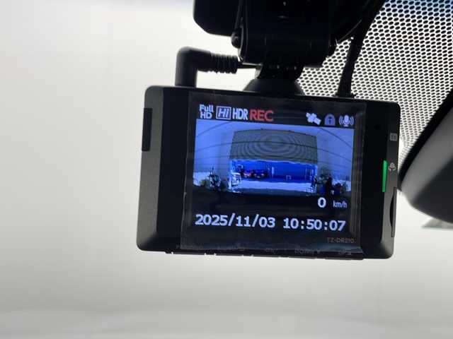 トヨタ カムリ X 宮崎県 2022(令4)年 2.4万km プラチナホワイトパールマイカ 禁煙車/トヨタセーフティセンス/純正9型ディスプレイオーディオナビTV/（T-connect/Bluetooth/FMAM/フルセグTV)/純正バックカメラ/純正ビルトインETC/純正LEDオートライト/純正LEDフォグ/純正フロアマット/社外前後ドライブレコーダー/アダプティブクルーズコントロール/プリクラッシュセーフティ/レーンディパーチャーアラート/オートマチックハイビーム/クリアランスソナー/電子パーキング/オートホールド/デュアルオートエアコン（ナノイー）/スマートキー/プッシュエンジンスタート/スペアキー/新車時保証書/取扱い説明書