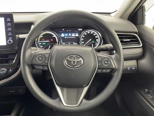 トヨタ カムリ X 宮崎県 2022(令4)年 2.4万km プラチナホワイトパールマイカ 禁煙車/トヨタセーフティセンス/純正9型ディスプレイオーディオナビTV/（T-connect/Bluetooth/FMAM/フルセグTV)/純正バックカメラ/純正ビルトインETC/純正LEDオートライト/純正LEDフォグ/純正フロアマット/社外前後ドライブレコーダー/アダプティブクルーズコントロール/プリクラッシュセーフティ/レーンディパーチャーアラート/オートマチックハイビーム/クリアランスソナー/電子パーキング/オートホールド/デュアルオートエアコン（ナノイー）/スマートキー/プッシュエンジンスタート/スペアキー/新車時保証書/取扱い説明書