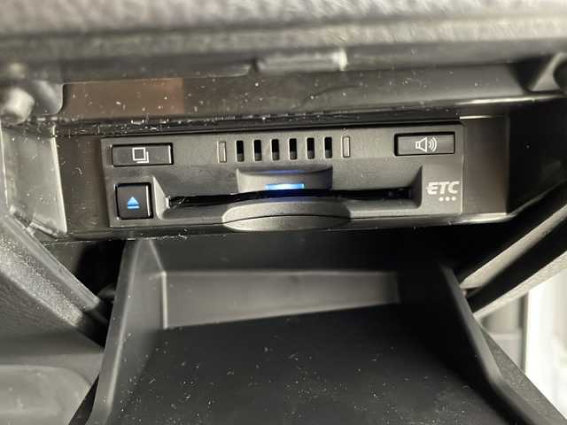 トヨタ カムリ X 宮崎県 2022(令4)年 2.4万km プラチナホワイトパールマイカ 禁煙車/トヨタセーフティセンス/純正9型ディスプレイオーディオナビTV/（T-connect/Bluetooth/FMAM/フルセグTV)/純正バックカメラ/純正ビルトインETC/純正LEDオートライト/純正LEDフォグ/純正フロアマット/社外前後ドライブレコーダー/アダプティブクルーズコントロール/プリクラッシュセーフティ/レーンディパーチャーアラート/オートマチックハイビーム/クリアランスソナー/電子パーキング/オートホールド/デュアルオートエアコン（ナノイー）/スマートキー/プッシュエンジンスタート/スペアキー/新車時保証書/取扱い説明書