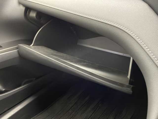 トヨタ カムリ X 宮崎県 2022(令4)年 2.4万km プラチナホワイトパールマイカ 禁煙車/トヨタセーフティセンス/純正9型ディスプレイオーディオナビTV/（T-connect/Bluetooth/FMAM/フルセグTV)/純正バックカメラ/純正ビルトインETC/純正LEDオートライト/純正LEDフォグ/純正フロアマット/社外前後ドライブレコーダー/アダプティブクルーズコントロール/プリクラッシュセーフティ/レーンディパーチャーアラート/オートマチックハイビーム/クリアランスソナー/電子パーキング/オートホールド/デュアルオートエアコン（ナノイー）/スマートキー/プッシュエンジンスタート/スペアキー/新車時保証書/取扱い説明書