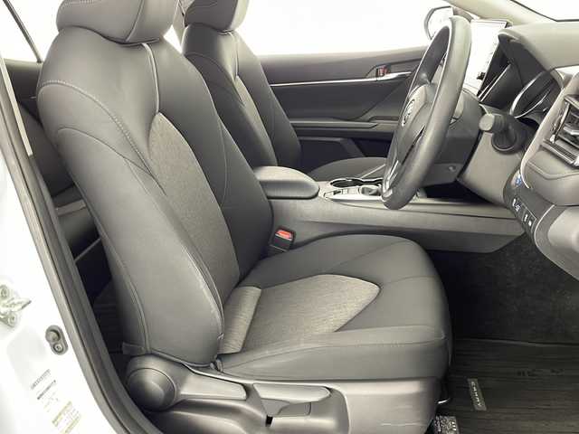 トヨタ カムリ X 宮崎県 2022(令4)年 2.4万km プラチナホワイトパールマイカ 禁煙車/トヨタセーフティセンス/純正9型ディスプレイオーディオナビTV/（T-connect/Bluetooth/FMAM/フルセグTV)/純正バックカメラ/純正ビルトインETC/純正LEDオートライト/純正LEDフォグ/純正フロアマット/社外前後ドライブレコーダー/アダプティブクルーズコントロール/プリクラッシュセーフティ/レーンディパーチャーアラート/オートマチックハイビーム/クリアランスソナー/電子パーキング/オートホールド/デュアルオートエアコン（ナノイー）/スマートキー/プッシュエンジンスタート/スペアキー/新車時保証書/取扱い説明書