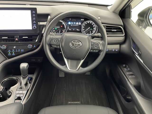 トヨタ カムリ X 宮崎県 2022(令4)年 2.4万km プラチナホワイトパールマイカ 禁煙車/トヨタセーフティセンス/純正9型ディスプレイオーディオナビTV/（T-connect/Bluetooth/FMAM/フルセグTV)/純正バックカメラ/純正ビルトインETC/純正LEDオートライト/純正LEDフォグ/純正フロアマット/社外前後ドライブレコーダー/アダプティブクルーズコントロール/プリクラッシュセーフティ/レーンディパーチャーアラート/オートマチックハイビーム/クリアランスソナー/電子パーキング/オートホールド/デュアルオートエアコン（ナノイー）/スマートキー/プッシュエンジンスタート/スペアキー/新車時保証書/取扱い説明書