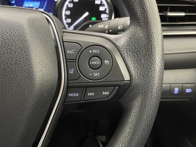 トヨタ カムリ X 宮崎県 2022(令4)年 2.4万km プラチナホワイトパールマイカ 禁煙車/トヨタセーフティセンス/純正9型ディスプレイオーディオナビTV/（T-connect/Bluetooth/FMAM/フルセグTV)/純正バックカメラ/純正ビルトインETC/純正LEDオートライト/純正LEDフォグ/純正フロアマット/社外前後ドライブレコーダー/アダプティブクルーズコントロール/プリクラッシュセーフティ/レーンディパーチャーアラート/オートマチックハイビーム/クリアランスソナー/電子パーキング/オートホールド/デュアルオートエアコン（ナノイー）/スマートキー/プッシュエンジンスタート/スペアキー/新車時保証書/取扱い説明書