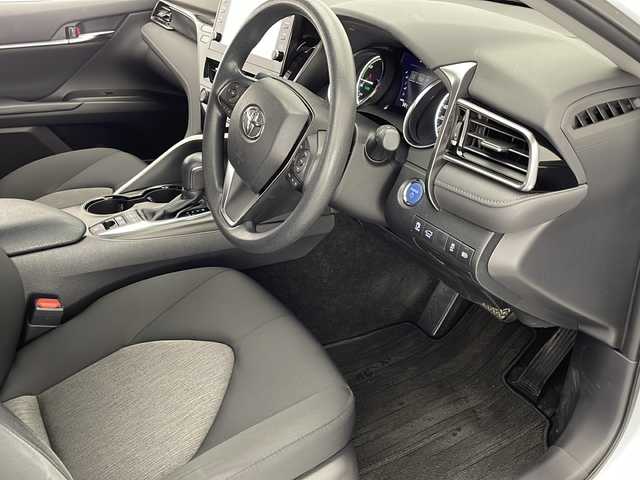 トヨタ カムリ X 宮崎県 2022(令4)年 2.4万km プラチナホワイトパールマイカ 禁煙車/トヨタセーフティセンス/純正9型ディスプレイオーディオナビTV/（T-connect/Bluetooth/FMAM/フルセグTV)/純正バックカメラ/純正ビルトインETC/純正LEDオートライト/純正LEDフォグ/純正フロアマット/社外前後ドライブレコーダー/アダプティブクルーズコントロール/プリクラッシュセーフティ/レーンディパーチャーアラート/オートマチックハイビーム/クリアランスソナー/電子パーキング/オートホールド/デュアルオートエアコン（ナノイー）/スマートキー/プッシュエンジンスタート/スペアキー/新車時保証書/取扱い説明書