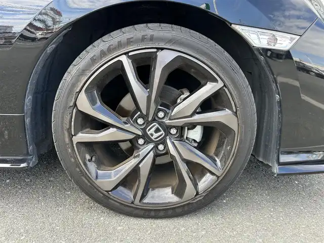 ホンダ シビック ハッチバック ホンダセンシング 静岡県 2019(令1)年 6.1万km クリスタルブラックパール 純正7インチナビ/（FM/AM/CD/DVD/iPod/Apple CarPlay）/フルセグTV/6速マニュアル/追従クルーズコントロール/ドラレコ/レーンキープアシスト/オートライト/LEDヘッドライト/シートヒーター/純正フロアマット/カーテンエアバッグ/衝突軽減システム/横滑り防止システム/純正18AW