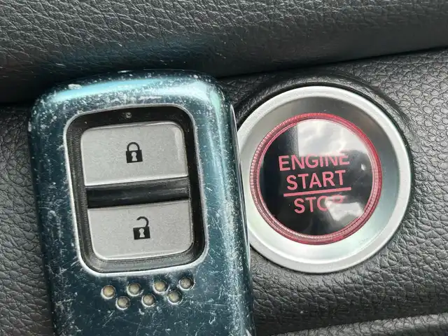 ホンダ シビック ハッチバック ホンダセンシング 静岡県 2019(令1)年 6.1万km クリスタルブラックパール 純正7インチナビ/（FM/AM/CD/DVD/iPod/Apple CarPlay）/フルセグTV/6速マニュアル/追従クルーズコントロール/ドラレコ/レーンキープアシスト/オートライト/LEDヘッドライト/シートヒーター/純正フロアマット/カーテンエアバッグ/衝突軽減システム/横滑り防止システム/純正18AW