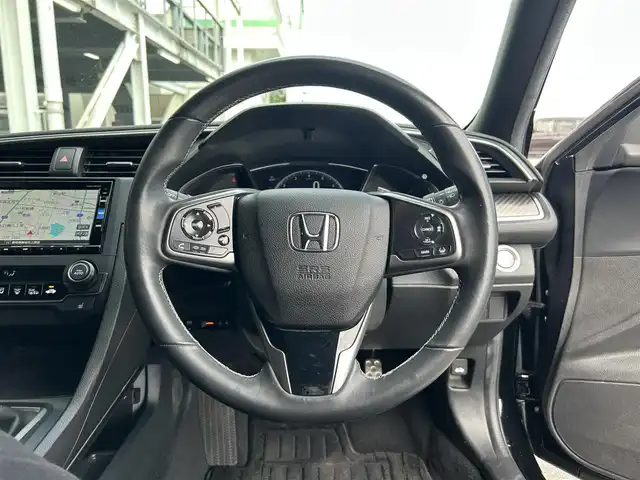 ホンダ シビック ハッチバック ホンダセンシング 静岡県 2019(令1)年 6.1万km クリスタルブラックパール 純正7インチナビ/（FM/AM/CD/DVD/iPod/Apple CarPlay）/フルセグTV/6速マニュアル/追従クルーズコントロール/ドラレコ/レーンキープアシスト/オートライト/LEDヘッドライト/シートヒーター/純正フロアマット/カーテンエアバッグ/衝突軽減システム/横滑り防止システム/純正18AW
