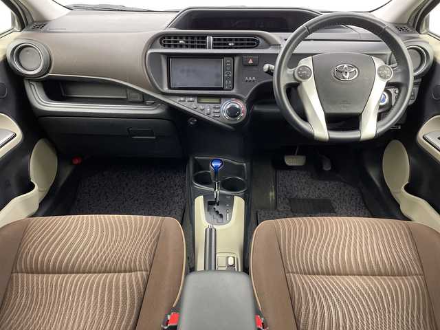 トヨタ アクア G 新潟県 2012(平24)年 12.8万km ライムホワイトパールクリスタルシャイン ディーラー純正メモリナビ/(NSZT-W61G)/(CD.DVD.SD.フルセグ.Bluetooth)/バックカメラ/ステアリングリモコン/オートライト/ビルトインETC/オートエアコン/電動格納ミラー/プッシュスタート/スマートキー/純正フロアマット